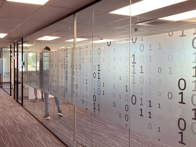 Inspirerende kantooromgeving met decoratieve privacyfolie